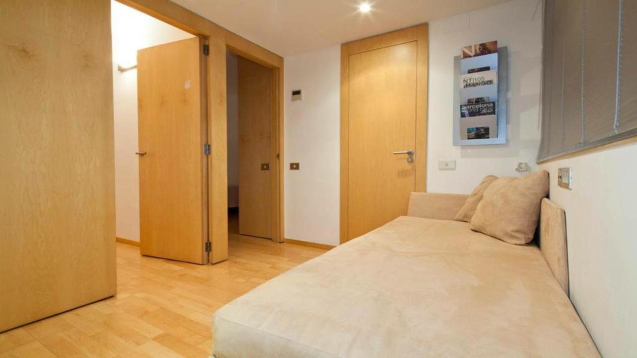 Spacious In With Outdoor Terrace Apartment *