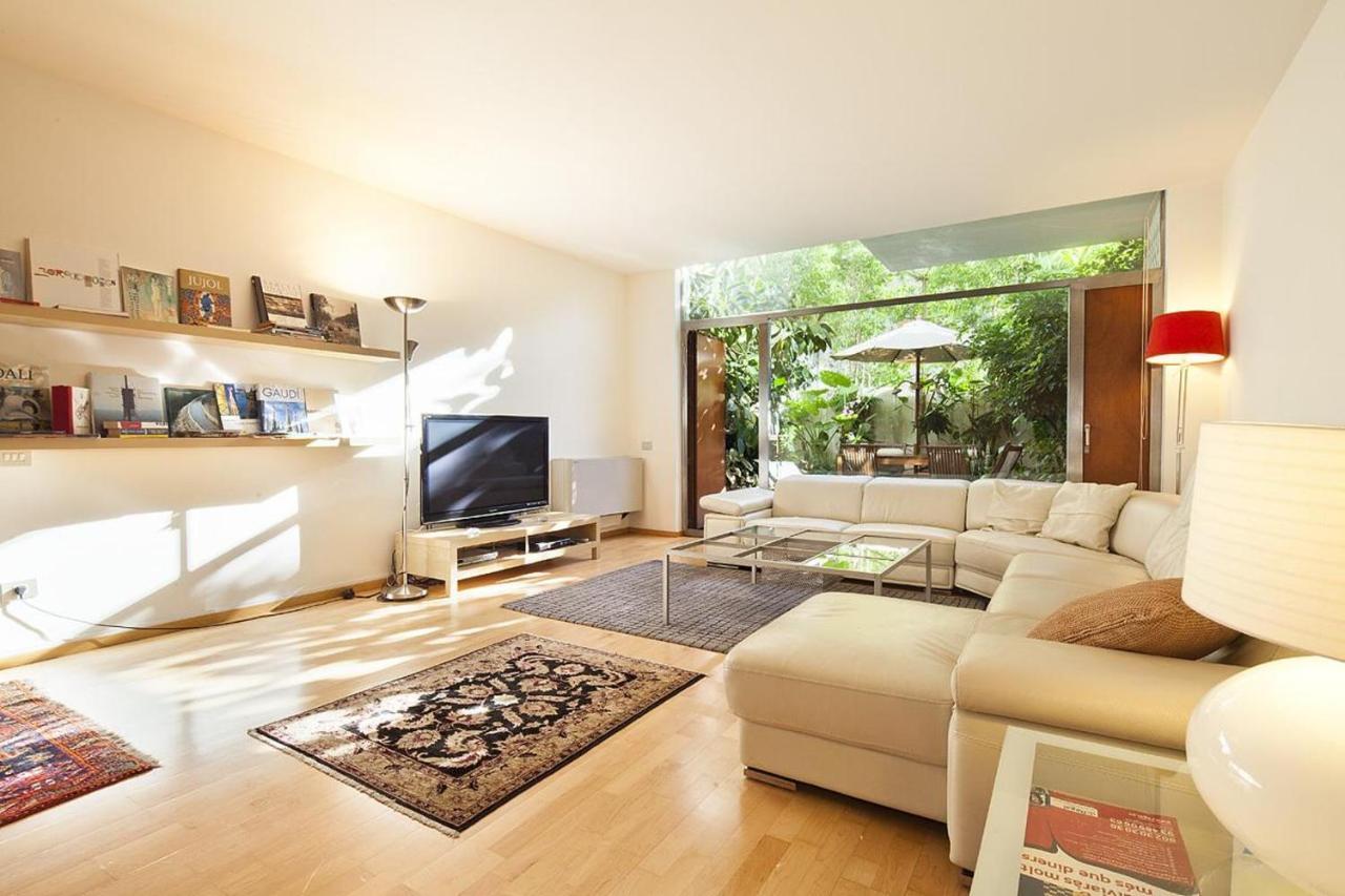 Spacious In With Outdoor Terrace Apartment *